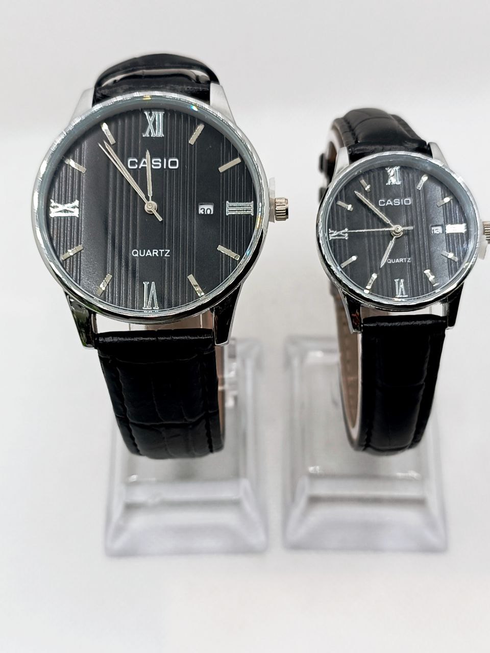 ست ساعت مردانه و زنانه مارک کاسیو بند چرم مصنوعی مقاومت در برابر اب طراحی کلاسیک