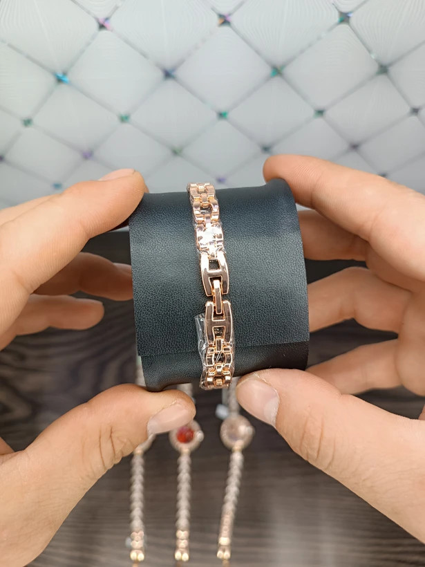 ساعت مچی زنانه بند دستبندی رنگ ثابت کیفیت خوب